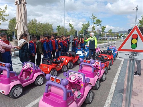 KAZALARI SIFIRA İNDİRMEK İÇİN 7’DEN 70’E TRAFİK EĞİTİMLERİ VERİLİYOR